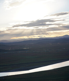 夕阳下的开阔山水景观
