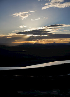 日落时分的天际与河流