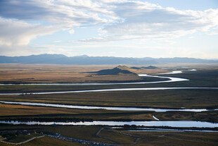 广袤原野上的蜿蜒河流