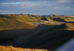 山间美景广袤开阔的风光