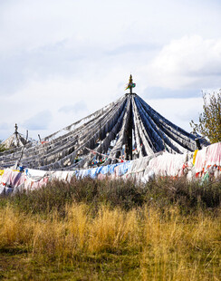 高原上的传统经幡景观