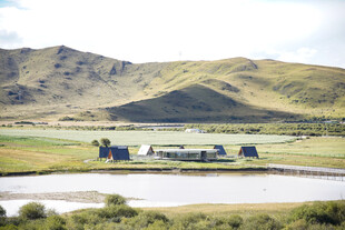 高山草原河畔的现代建筑景观