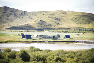 草原高山湖畔的特色建筑群