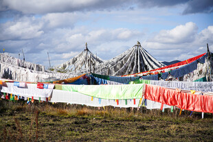 草原上的多彩经幡阵