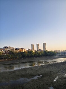 河畔城市风光