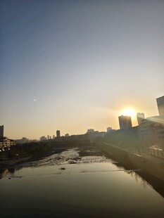 城市河畔日出美景
