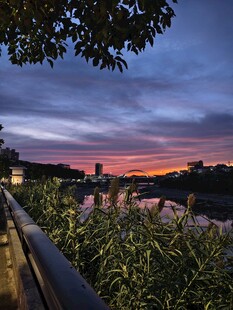 河畔暮色美景