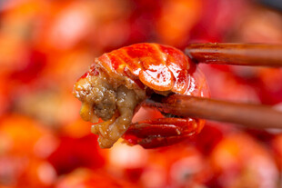 筷子夹起美味虾球