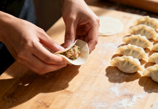 手工包饺子场景