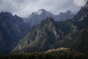 云雾缭绕的壮美山峦与寺庙