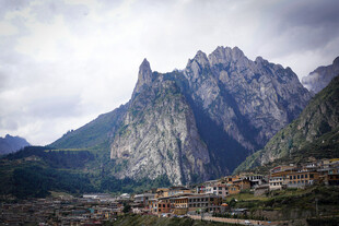 山间村落旁的巍峨壮丽山峰
