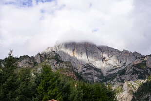 云雾缭绕的壮美山峦