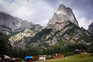 山间美景与彩色小屋