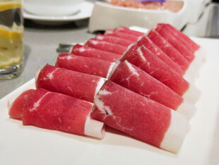 新鲜牛肉卷摆盘展示