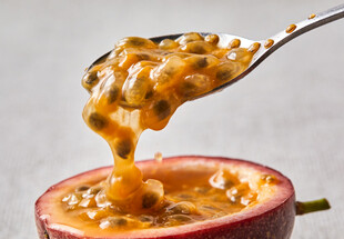 用勺子挖百香果