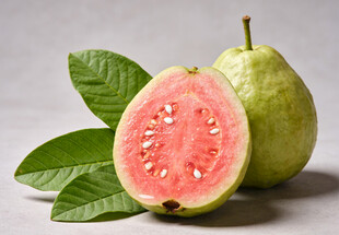 切开的红心番石榴