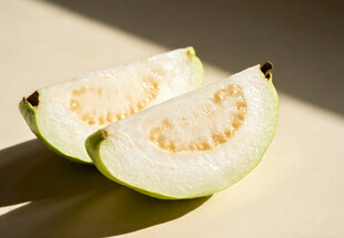 切开的白肉芭乐番石榴