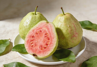 切开的红心番石榴