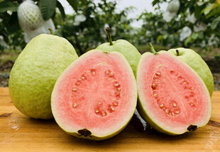 切开的红心番石榴