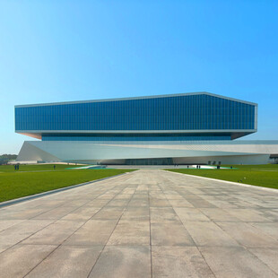 现代建筑前的宽阔步道