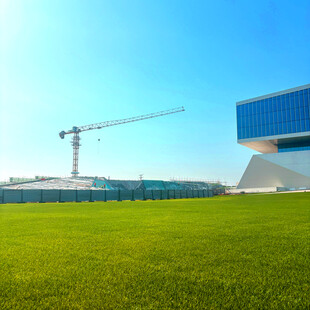 绿草上的建筑施工场景