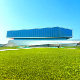 绿草上的现代独特建筑