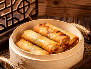 竹制蒸笼里的美味春卷