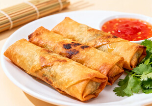 美味炸春卷配清新蘸料
