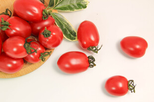 新鲜圣女果与绿叶搭配