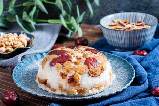 美味糕点配坚果与水果