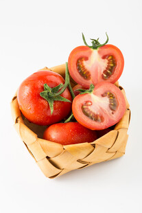 竹篮中的新鲜红番茄