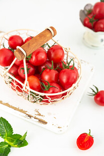 新鲜樱桃番茄装于白篮中