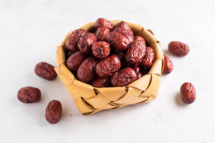 竹篮中的饱满红枣