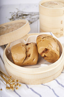 竹制蒸笼里的美味红糖馒头