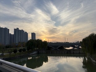 城市河畔的绝美黄昏景色