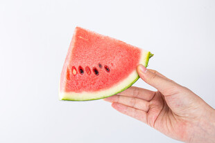 手捧鲜切西瓜一角