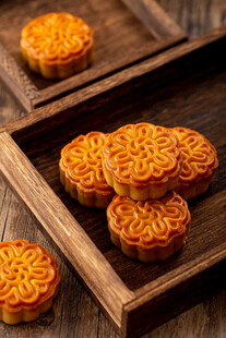 传统美味月饼摆于木盘