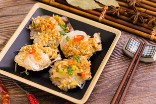 美味虾仁饭团摆放在盘