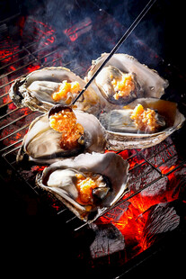 炭火上的美味烤蛤蜊