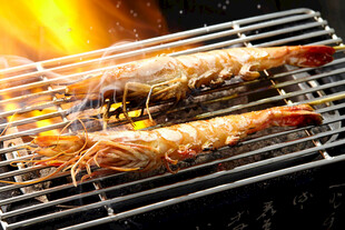 炭火上烤制的美味大虾
