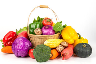 多彩蔬菜装满篮