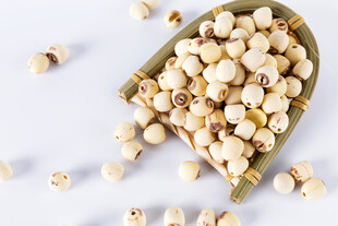 白莲子盛于木勺散落