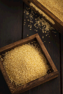 木盒中的金黄小米