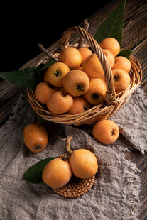 竹篮中的新鲜枇杷果实