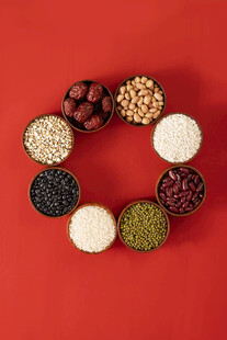 多彩谷物摆成圆形图案