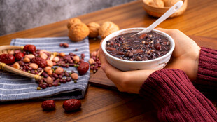 手捧美味谷物早餐碗