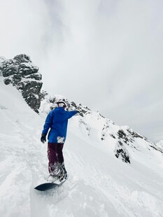 男子雪山滑雪英姿