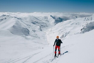 单人雪山滑雪英姿