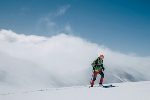 雪山之巅的滑雪者