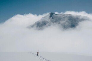 雪山云海间的孤独行者